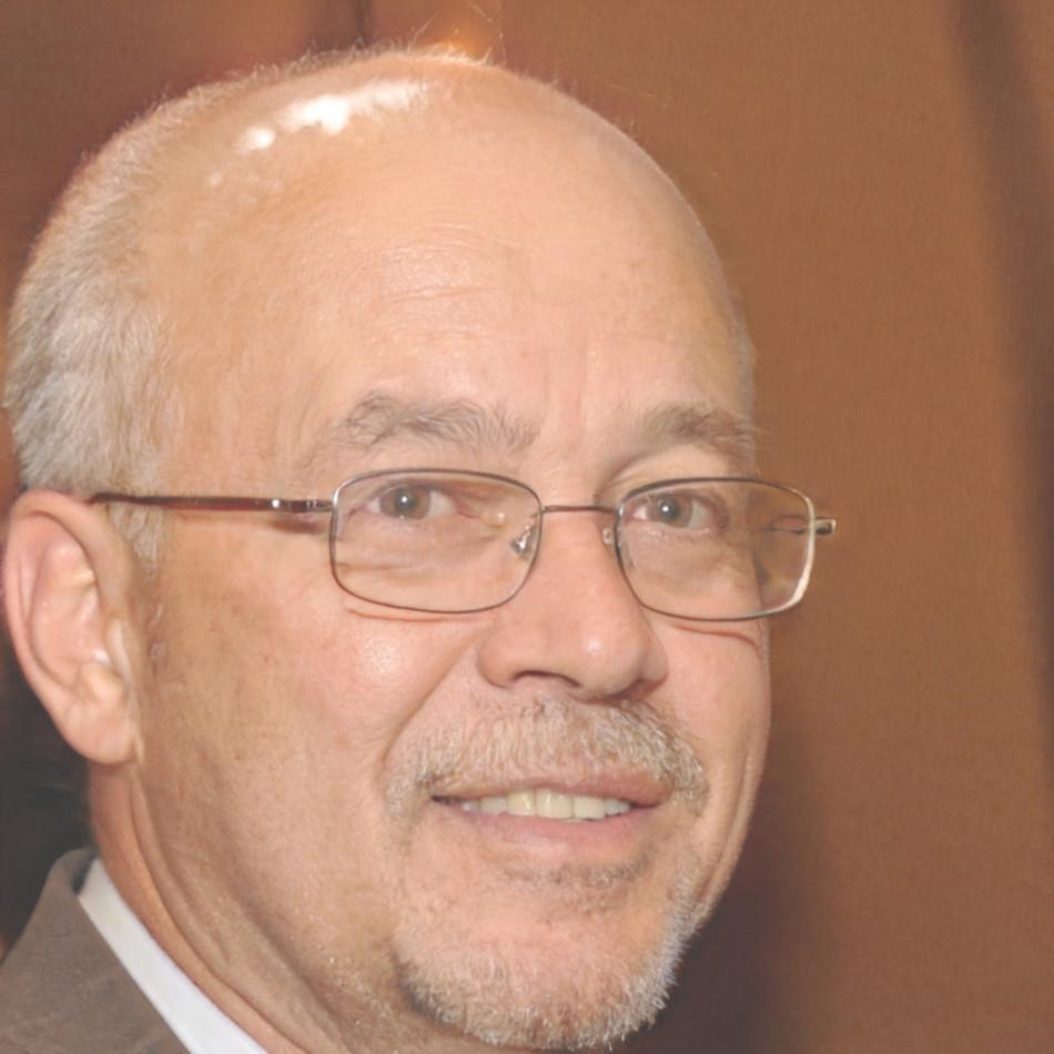 Retrato profesional de Aurelio Mendoza, especialista en análisis financiero